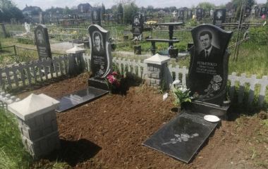 Одинарні памятники з надгробгими плитами