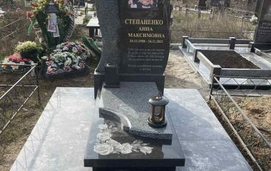 Одинарний памятник з сірим та чорним гранітом і кольоровим фото