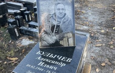 Невеликий пам'ятник під вазу для кремації