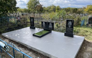 Облаштування могил на чотири поховання
