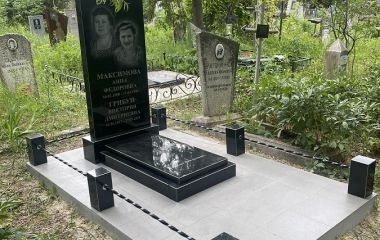 Вертикальний памятник для двох