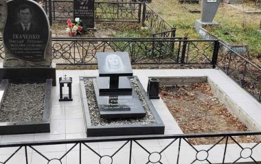 памятник з фото на підставці.
