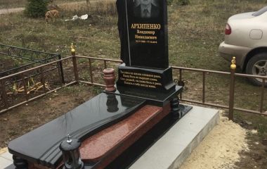 Памятник на постаментіз з граніту.